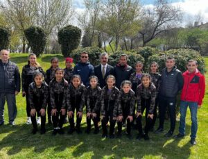 AK Partili Dal, Kilis Aslan Gençlik ve Spor Kız Futbol takımını TBMM’de ağırladı