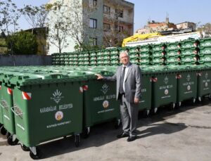 İzmir Karabağlar’a modern çöp konteynerleri kazandırılıyor