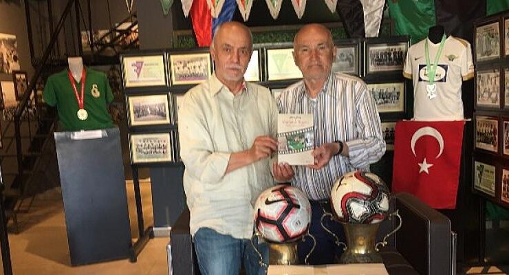Avni Erboy, Akhisar Spor Müzesi’ne 100 kitap bağışladı