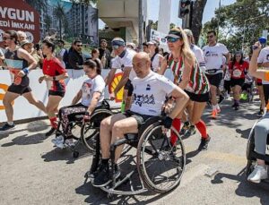 Başkan Soyer’den tekerlekli sandalye ile farkındalık