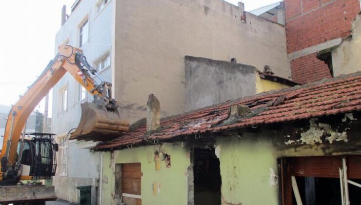 Bursa Osmangazi’de metruk yıkımları sürüyor