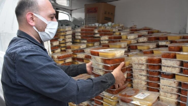 Gaziantep’te 140 bin gıda kolisi ve 80 bin yemek paketi kapı kapı dağıtıldı
