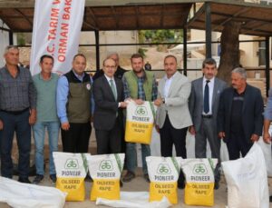 Bursa Karacabey’de üreticilere kanola tohumu dağıtıldı